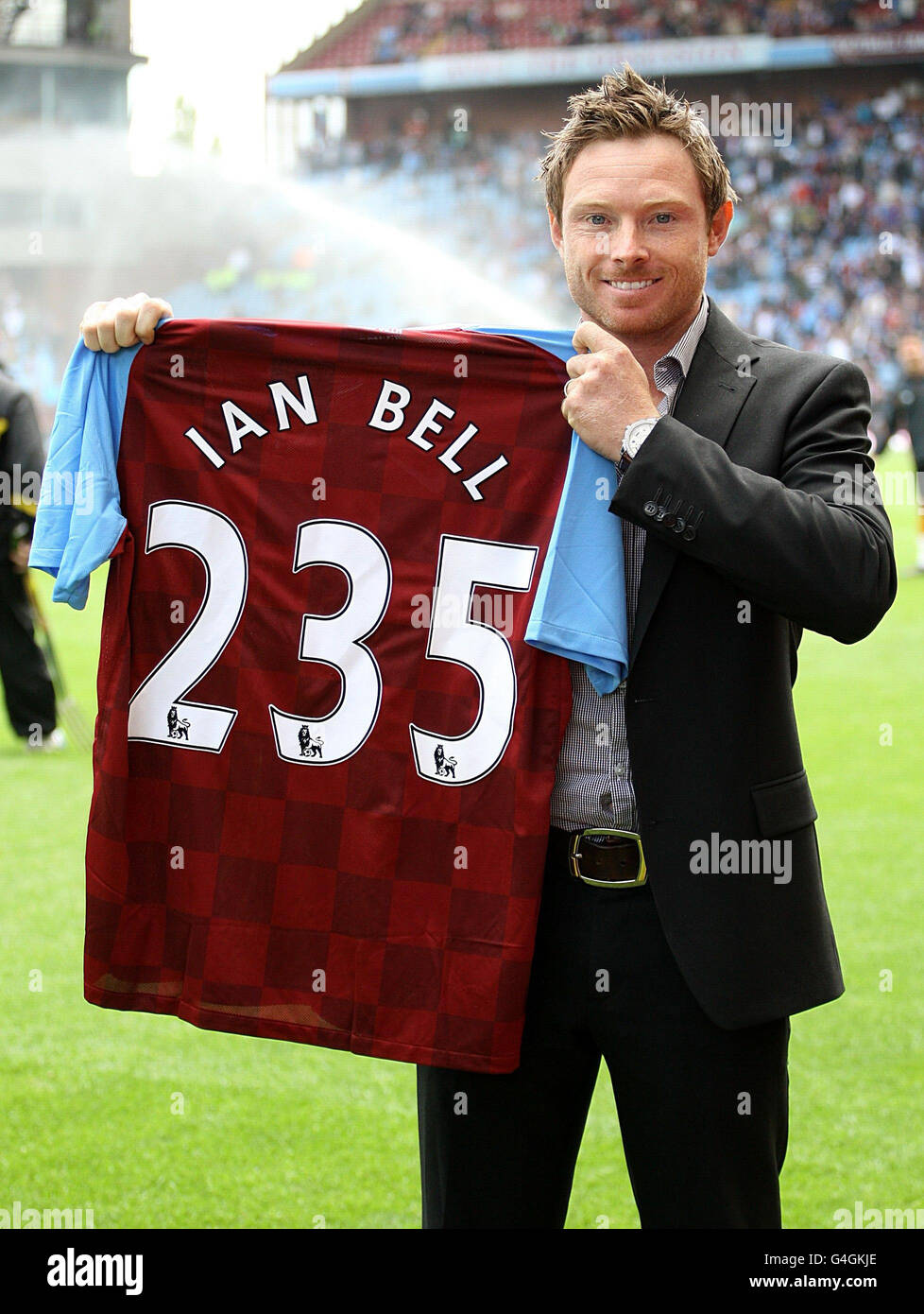 England und Warwickshire Cricketspieler Ian Bell hält ein Aston Villa Trikot, das seine 235 Runs anzeigt, die er im Testspiel gegen Indien beim Oval in diesem Sommer während des Barclays Premier League-Spiels in Villa Park, Birmingham, erzielt hat. Stockfoto