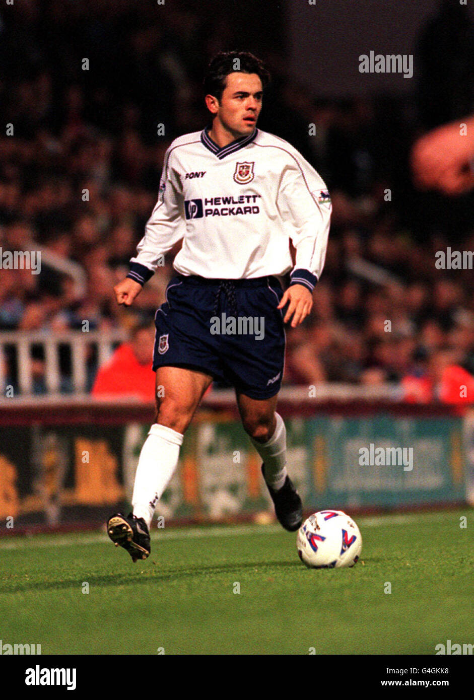 PA News 28/11/98 Tottenhams Steve Carl in Aktion während des Spiels zwischen West Ham und Tottenham Hotspors im Upton Park, East London. West Ham gewann das Spiel mit 2:1. Stockfoto