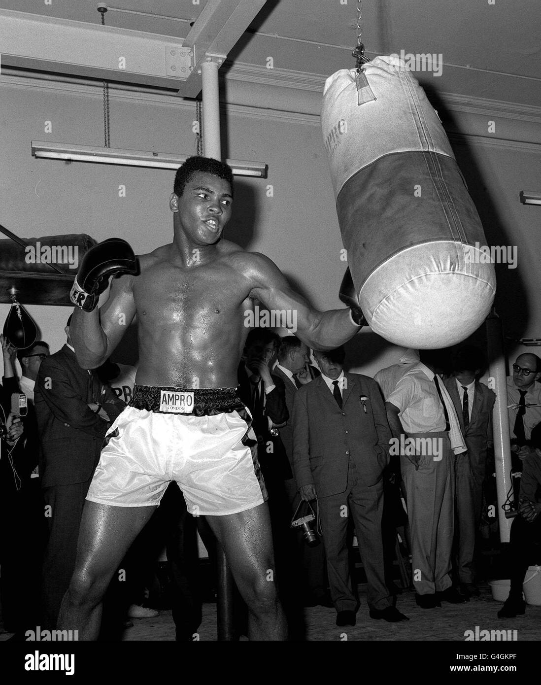 30. OKTOBER : an diesem Tag im Jahr 1974 schlägt Muhammad Ali George  Foreman im berühmtesten Boxwettbewerb aller Zeiten "The Rumble in the  Jungle" in Zaire. SCHWERGEWICHTSWELTMEISTER MUHAMMAD ALI (CASSIUS CLAY) AUF