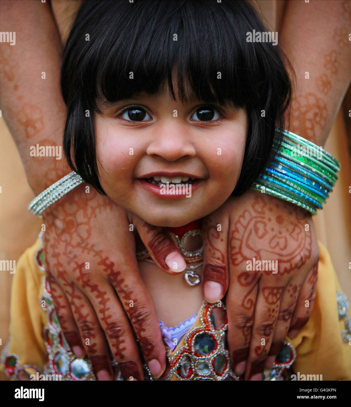 Ambreen Ali hält ihre Tochter Isha Ahmed, 2, auf dem Gelände der Clonskeagh Moschee in Vorbereitung auf Eid, das das Ende des Monats Ramadan im muslimischen Kalender markiert. Stockfoto