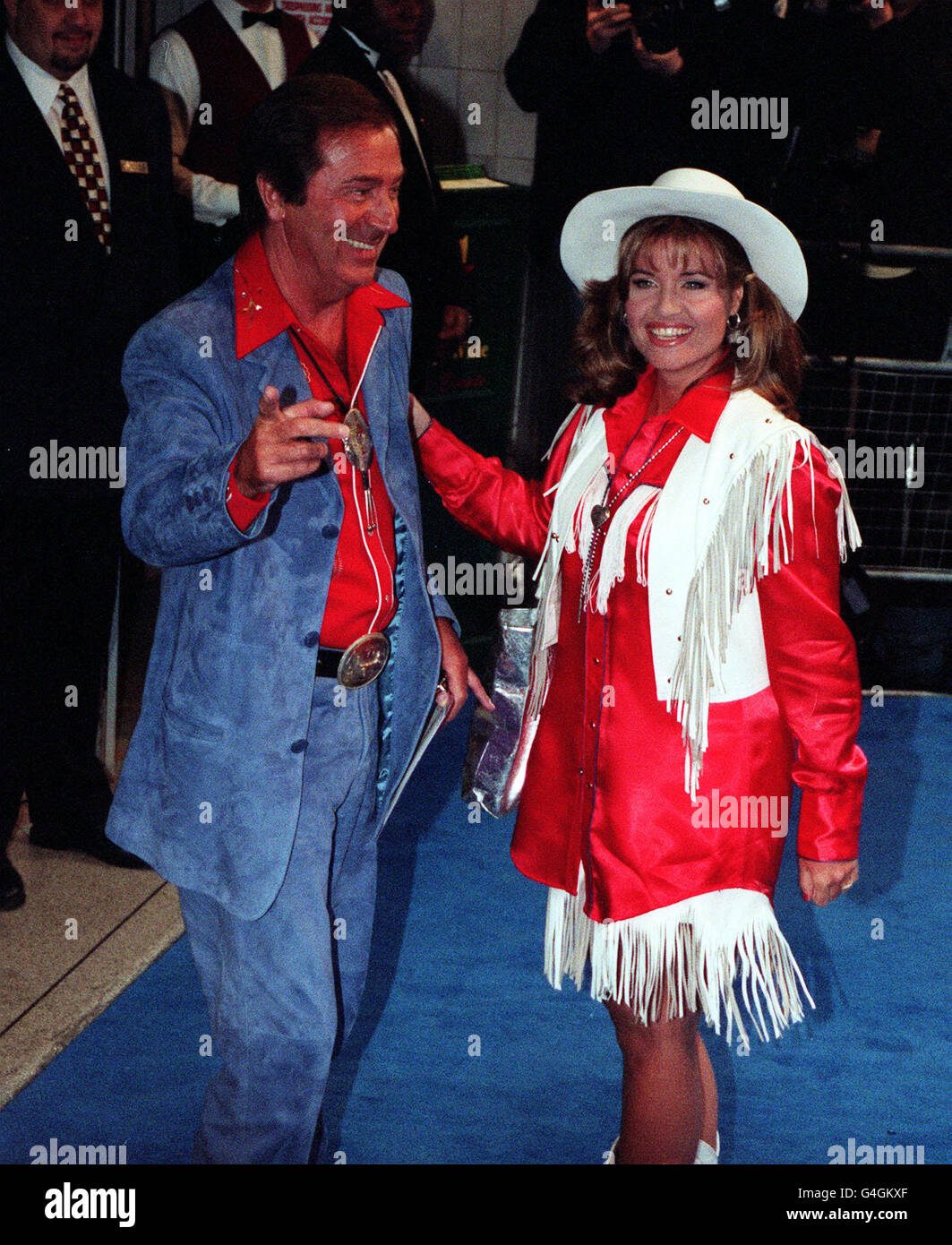 DER FERNSEHMODERATOR DES O'CONNOR UND SEINE FRAU JODIE GEBEN ELTON JOHN'S 50. GEBURTSTAGSPARTY IM HAMMERSMITH ODEON IN LONDON EIN WESTERN-FEELING. Stockfoto