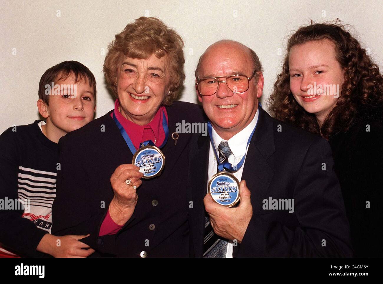 Die Gewinner der Nestle Build-Up GRANDS, einer landesweiten Suche nach dem aktiven Großelternteil des Jahres, posieren heute (Mittwoch) mit ihren Nominatoren für Fotos in London. Von links nach rechts; Christopher Gunner, 10, aus Salcombe, Großmutter des Jahres, Pat Elliot, 70, aus Süd-Devon, Großvater des Jahres, David Carroll, 61, aus Fleetwood, Blackpool und Leanne Davis, 11, aus Normoss. PA-Foto. Stockfoto