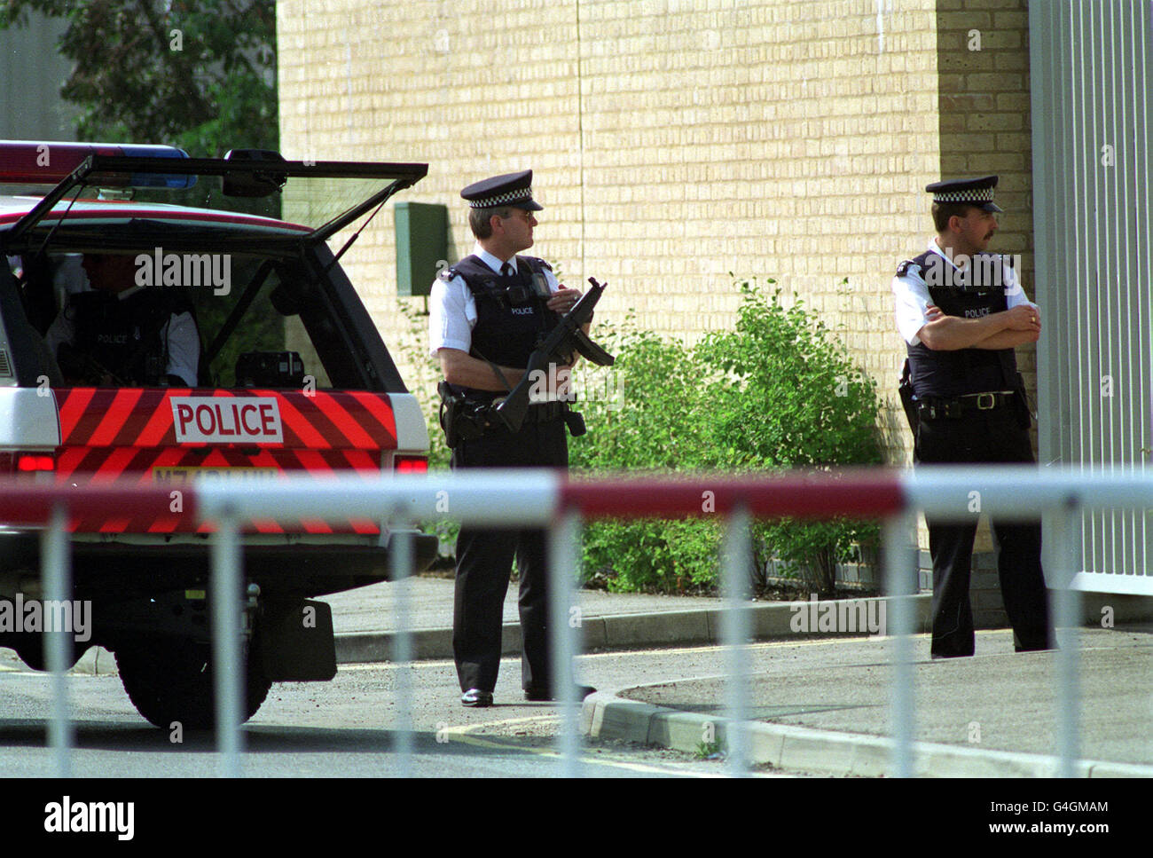 PA-NEWS FOTO 20.07.96 ENGEN SICHERHEIT AT BELMASRH MAGISTRATES COURT AS POLIZEIKONTROLLE AUTOS FÜR BOMBEN, WO ACHT MÄNNER ERSCHIENEN ANGEKLAGT VERSCHWÖRUNG ZUR URSACHE EXPLOSIONEN, DIE GEBÜHREN VERHAFTUNGEN UNTER DIE VERHINDERUNG VON TERRORISMUS-TAT FOLGEN Stockfoto