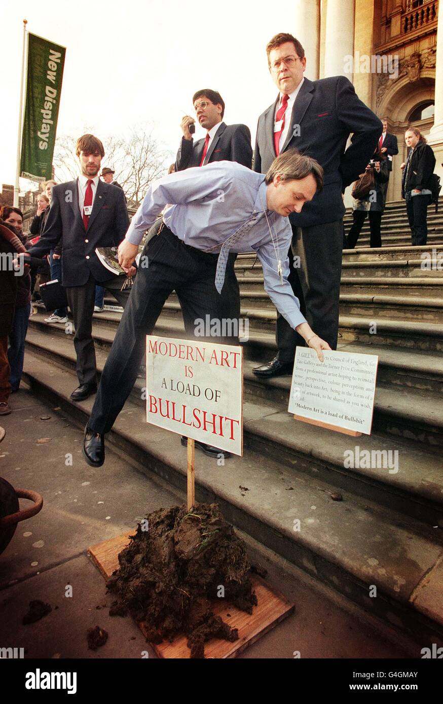 Sicherheitskräfte räumen einen Protest von Ray Hitchins, 66, einem Mitglied des Cheadle Town Council in Staffordshire, ab, der am Donnerstag, 10. Dezember 1998, eine Schubkarre-Ladung Kuhmist auf den Stufen der Londoner Tate Gallery abwarf. Er protestierte gegen die jüngste Auszeichnung des Turner Pry für moderne Kunst an den Maler Chris Ofili, der mit Elefantenkot seine Leinwände schmückt und aufsetzt. Er steckte ein Schild neben seine Ausstellung und sagte, dass moderne Kunst Bullshit sei. Siehe PA Geschichte KUNST Protest. PA Foto: Matthew Fearn. Stockfoto