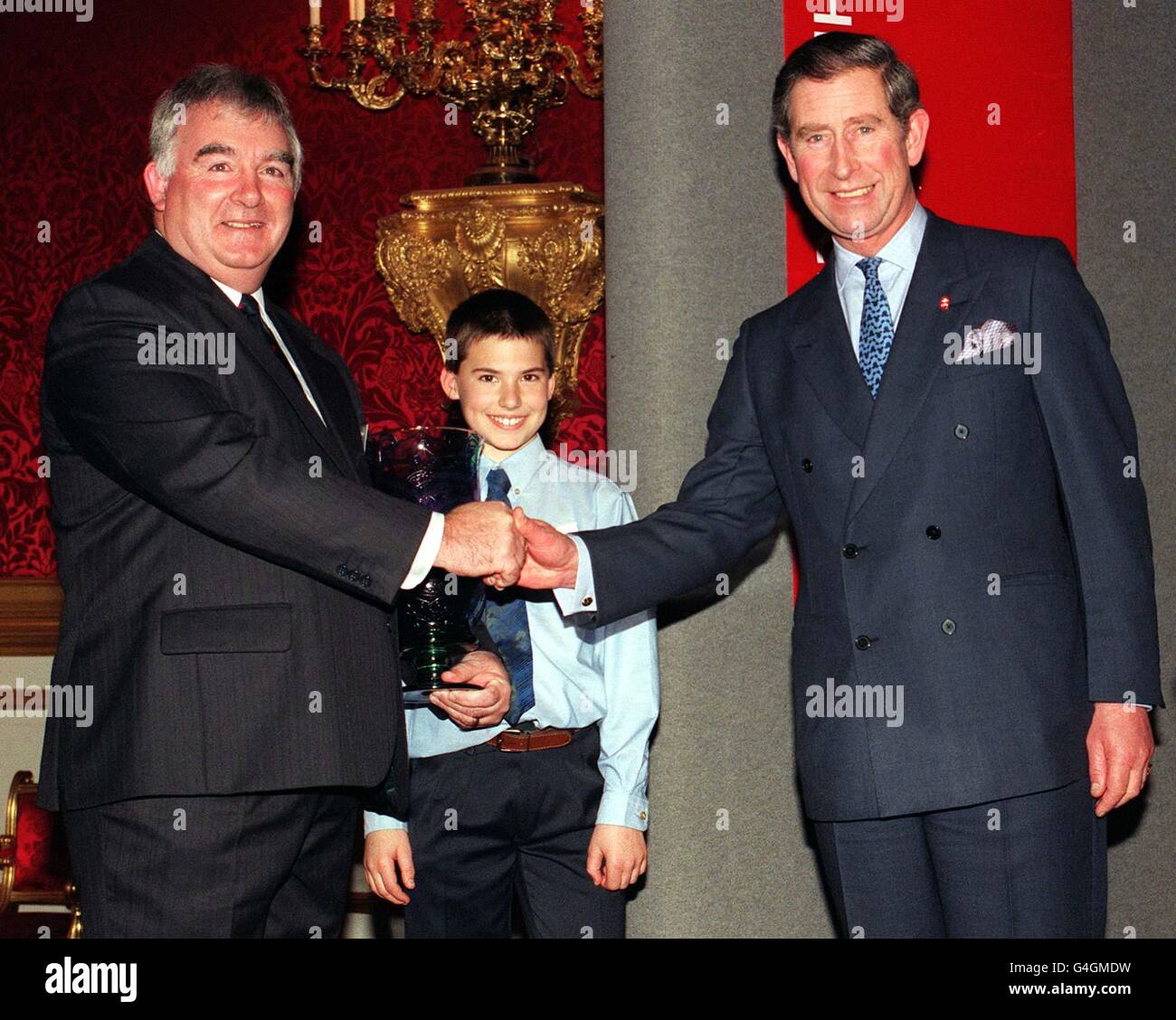 Der Prinz von Wales (rechts) schüttelt sich die Hände mit dem Llandysul und Pont Tyweli Community Development Project Chairman, Keith Evans, nachdem das Projekt zum Gesamtsieger der Prince of Wales Awards ernannt wurde, heute (Donnerstag) im St. James' Palace. Im Hintergrund ist der 10-jährige Sam Jones, ein lokaler Junge aus Llandysul und Pont Tyweli Dorf in West Wales. Der Gewinner wurde aus einer engeren Auswahl von sieben umweltfreundlichen Projekten mit Sitz in Wales ausgewählt. Siehe PA Story ROYAL Green. Foto von Fiona Hanson. WPA-Rota. Stockfoto