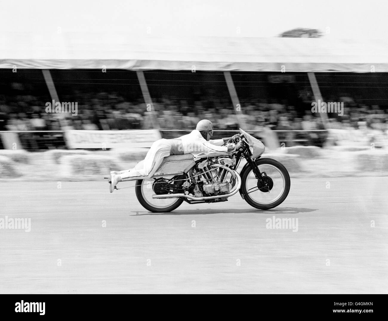 B Berry auf seinem Motorrad in Silverstone während der Internationalen Trophäentreffen Stockfoto