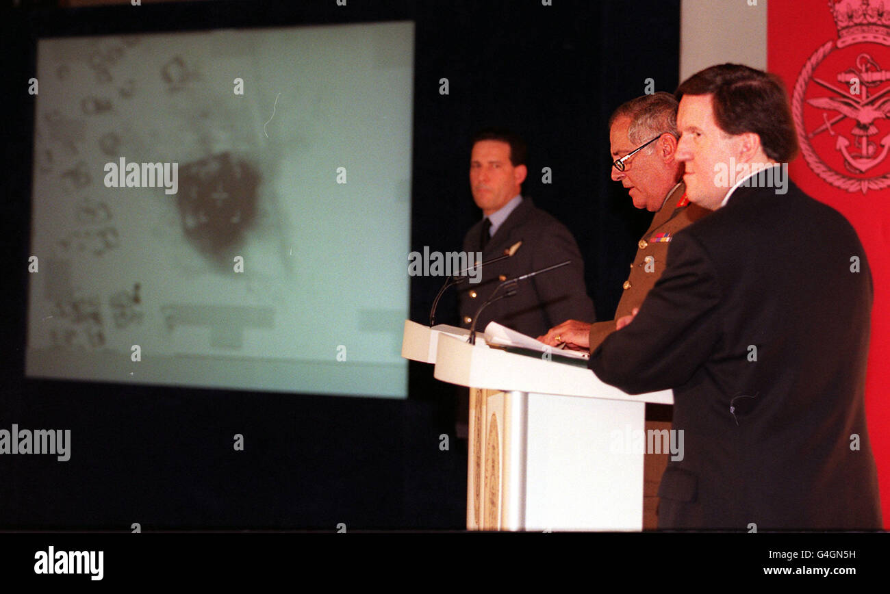 Sir Charles Guthrie (Mitte), der gemeinsame Chef des Verteidigungsstabs, kommentiert Videoaufnahmen der alliierten Luftangriffe auf den Irak gestern Abend (Bildschirm, links) während der heutigen (Freitag) Medienbesprechung im Londoner Verteidigungsministerium. Verteidigungsminister George Robertson ist rechts abgebildet. Siehe PA Story POLITIK Irak. Foto von Peter Jordan. Stockfoto