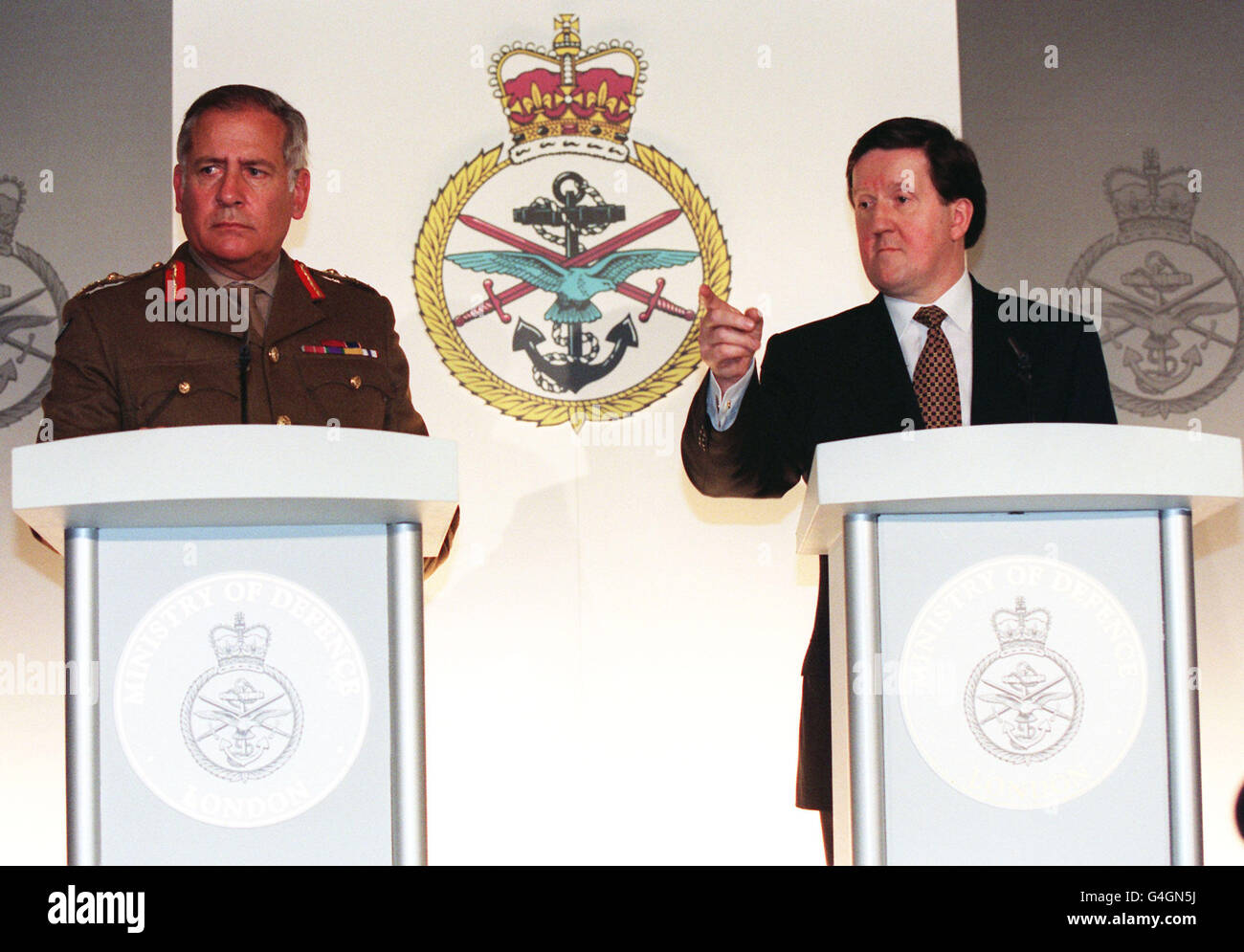 Verteidigungsminister George Robertson (rechts) und der gemeinsame Chef des Verteidigungsstabs Sir Charles Guthrie, während der heutigen (Freitag) Medienbesprechung im Londoner Verteidigungsministerium, nachdem die alliierten Luftangriffe auf den Irak gestern Nacht fortgesetzt worden waren. Siehe PA Story POLITIK Irak. Foto von Peter Jordan. Stockfoto