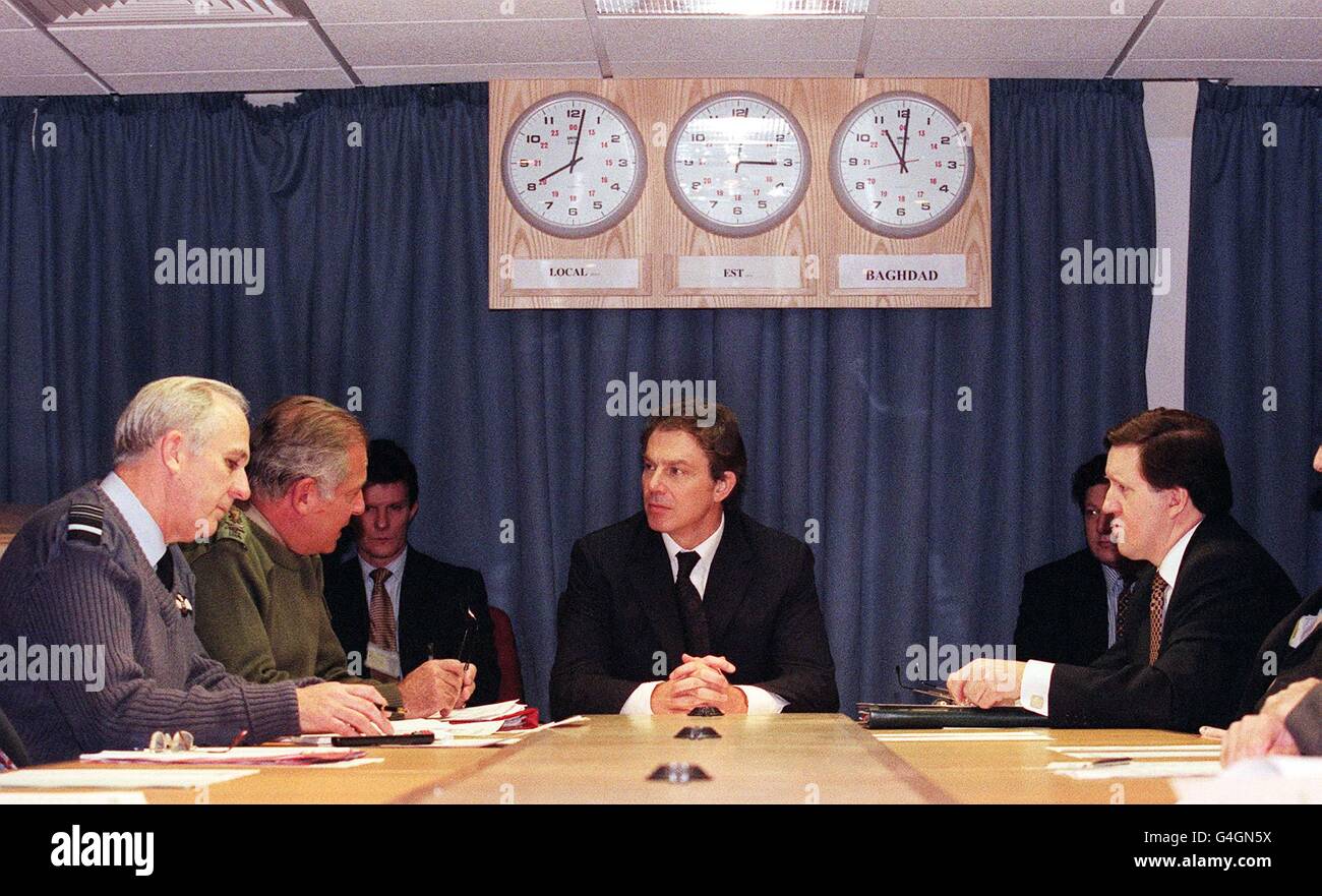 Der britische Premierminister Tony Blair (Mitte) und der Verteidigungsminister George Roberston (rechts) sitzen am Freitag, dem 18. Dezember 1998, an einem Tisch in einer Konferenzsuite des Verteidigungsministeriums im Londoner Whitehall, wo sie die neuesten Informationen von Militärchefs erhalten haben, Darunter Air Marshal John Day (links) und General Sir Charles Guthrie (zweite links), der Chef des Verteidigungsstabs, über die Lage im Irak. Stockfoto