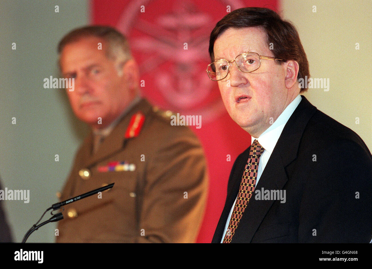 Verteidigungsminister George Robertson (rechts) und der gemeinsame Chef des Verteidigungsstabs Sir Charles Guthrie, während der heutigen (Freitag) Medienbesprechung im Londoner Verteidigungsministerium, nachdem die alliierten Luftangriffe auf den Irak gestern Nacht fortgesetzt worden waren. Siehe PA Story POLITIK Irak. Foto von Peter J Jordan/PA Stockfoto