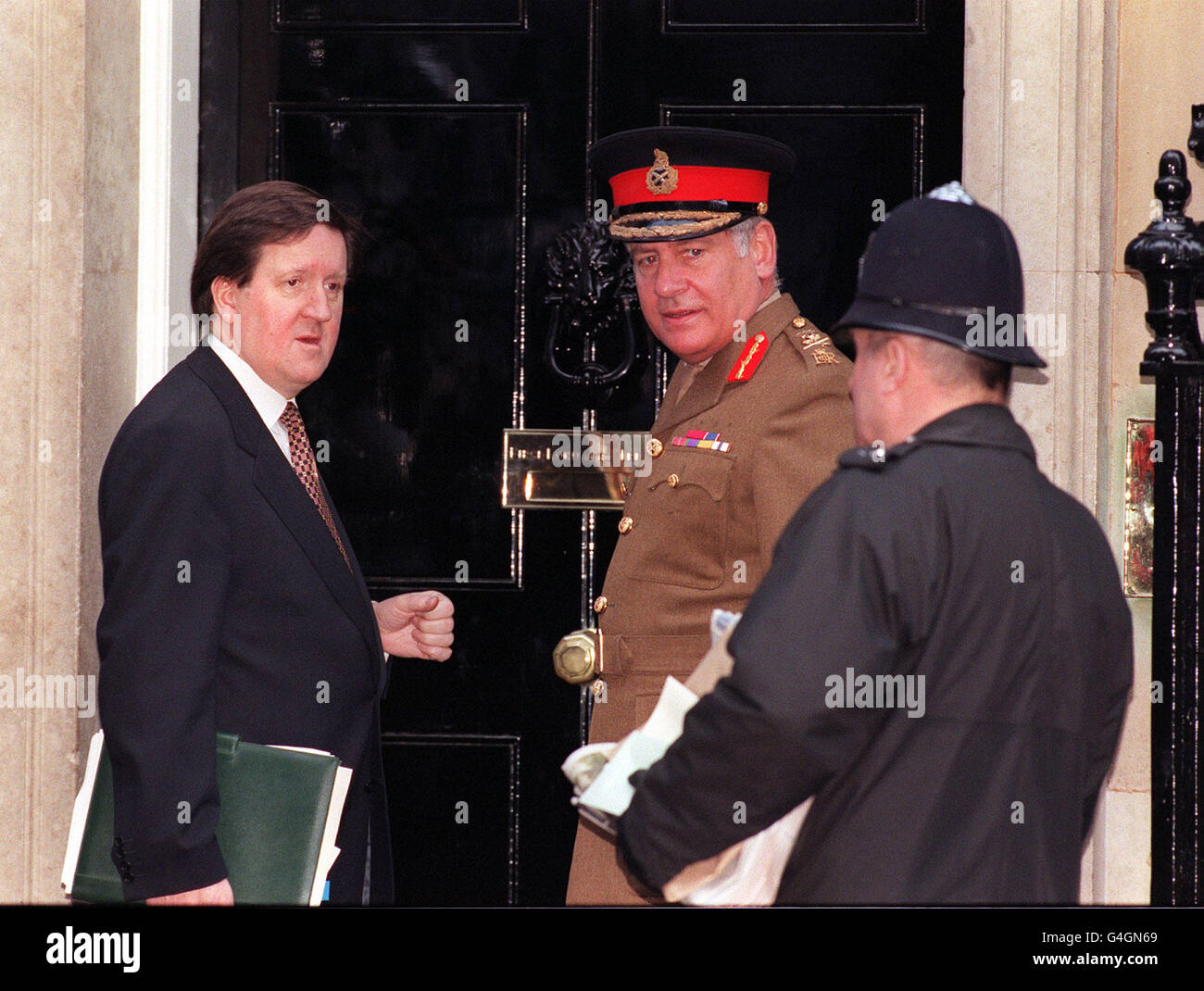 Verteidigungsminister George Robertson (links) und der gemeinsame Chef des Verteidigungsstabs Sir Charles Guthrie kamen heute Freitag, den 18. Dezember 1998, in der Londoner Downing Street an, nachdem die alliierten Luftangriffe auf den Irak gestern Nacht fortgesetzt worden waren. Siehe PA Story POLITIK Irak. Foto von Peter J Jordan./PA. Stockfoto