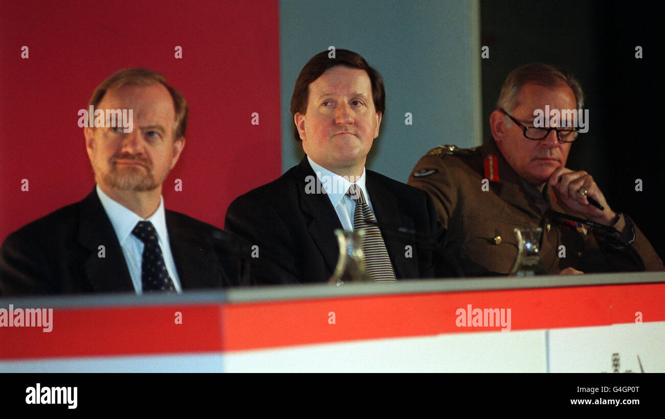 (l/r) der britische Außenminister Robin Cook, Verteidigungsminister George Robertson und der gemeinsame Chef des Verteidigungsstabs Sir Charles Guthrie) hören zu, wie Premierminister Tony Blair heute Morgen (Sonntag) auf einer Pressekonferenz im Londoner Verteidigungsministerium über die Beteiligung an der Kampagne gegen den Irak berichtet, Die letzte Nacht endete um 22 Uhr Londoner Zeit. Herr Blair hat auch enthüllt, dass Großbritannien einen Flugzeugträger in den Golf schicken wird, als Teil der neuen Strategie der Alliierten, den irakischen Diktator Saddam Hussein "im Käfig" zu halten. Siehe PA Story POLITIK Irak. Foto von Stefan Rousseau/PA. Stockfoto