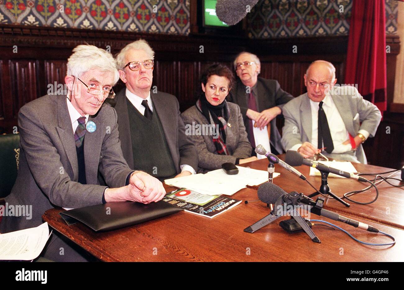 Dr. Jim Swire (L), Sprecher des britischen Familienflugs 103, im Jubilee Room des Unterhauses. Der zehnte Jahrestag des Bombardements von Lockerbie. Die Aktivisten hofften, dass die beiden Libyer, die des Bombenanschlags beschuldigt werden, vor Gericht übergeben würden. * aus L-R: Dr. Jim Swire, Labour-Abgeordneter Tam Dalyell, namenlos spanischer Verwandter eines Lockerbie-Bombenopfers, Rev John Mosey, der seine Tochter bei dem Bombenanschlag verloren hat, und konservativer Abgeordneter Sir Teddy Taylor. Stockfoto
