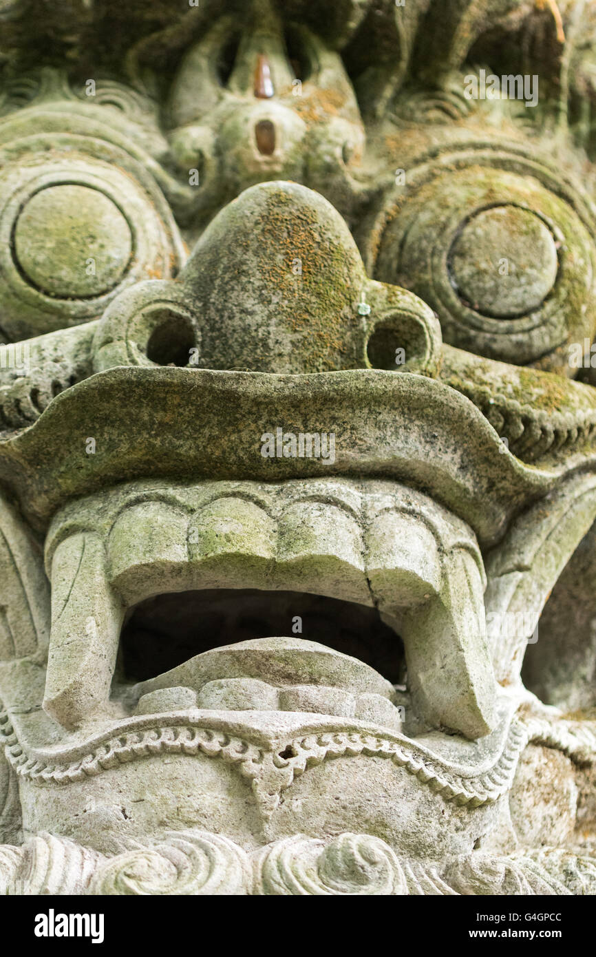 Drachen Skulptur auf der Brücke im Monkey Forest, Ubud, Bali. Stockfoto