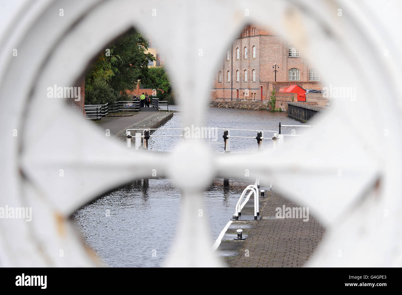 Polizei am Ort, an dem der Leichnam eines Mannes mittleren Alters im Nottingham Canal, Wilford Street im Stadtzentrum von Nottingham gefunden wurde. Stockfoto