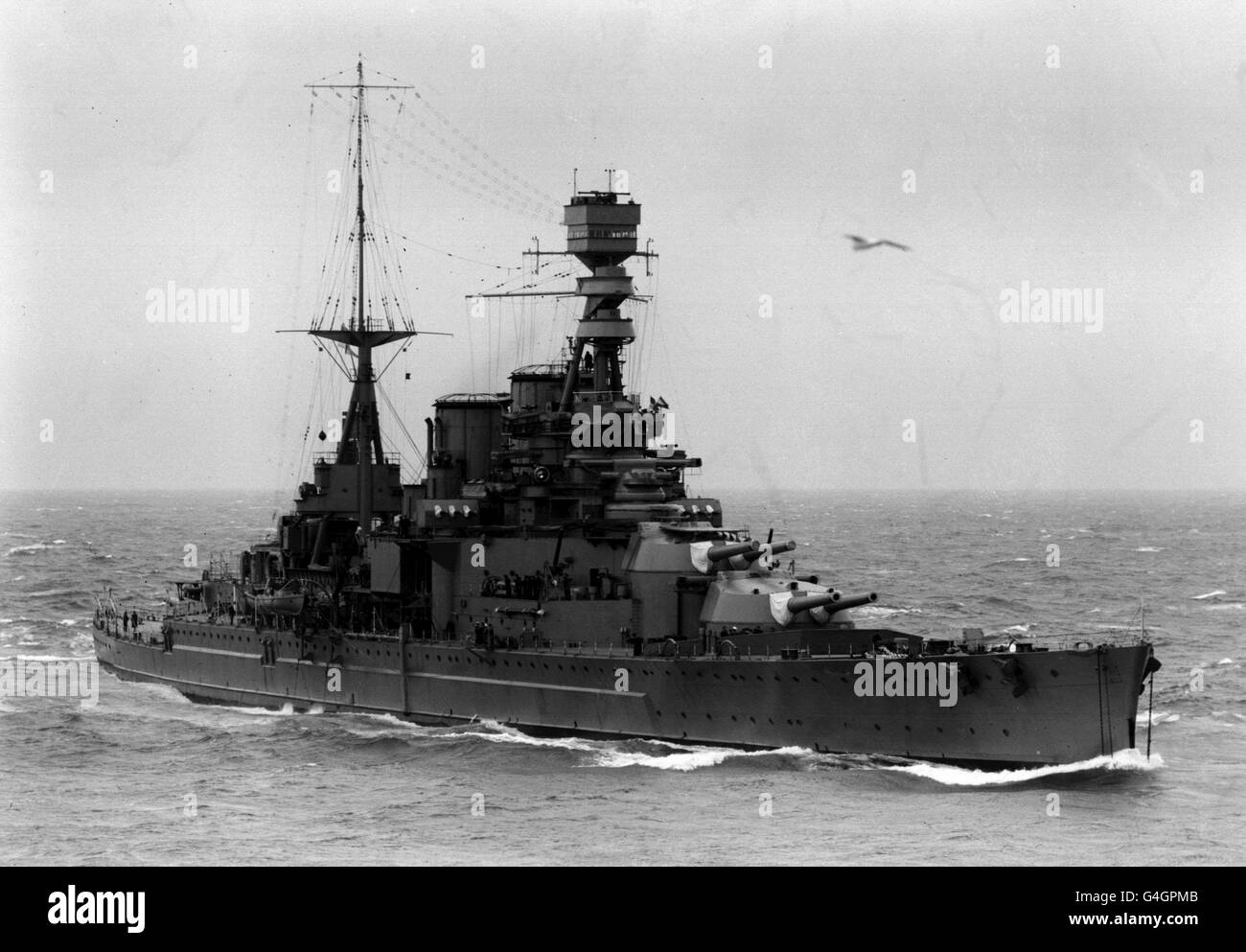 10/12/1941 - an diesem Tag in der Geschichte - wurden die Schlachtschiffe HMS Repulse und HMS Prince of Wales von japanischen Flugzeugen der Küste von Singapur versenkt. PA NEWS PHOTO 30/10/26 DIE EMPIRE-PREMIEREN BESUCHEN DIE BRITISCHE ATLANTIKFLOTTE: DER BATTLE CRUISER HMS STÖSST DAMPFEND IN AKTION Stockfoto