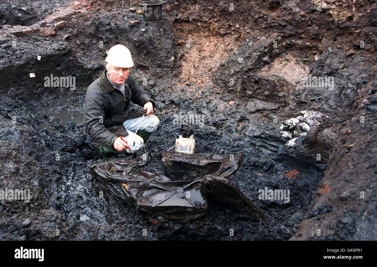 Der Archäologische Feldoffizier Paul Flynn mit einem Ledersattel, der vermutlich 400-500 Jahre alt war, wurde im Rickergate, Carlisle, gefunden. Der meterlange Sattel wird angenommen, dass er durch den wässrigen Boden erhalten wurde und wahrscheinlich von einem Packtier verwendet wurde. Andere Gegenstände, die auf dem Gelände in der Nähe des historischen Scotch Gate Eingangs der Stadt gefunden wurden, sind ein Fass, eine 500 Jahre alte Sichel und eine drei Fuß lange Holzschale. Siehe PA Geschichte SADDLE. PA Foto: Jim Turner/Evening News, Carlisle. Stockfoto