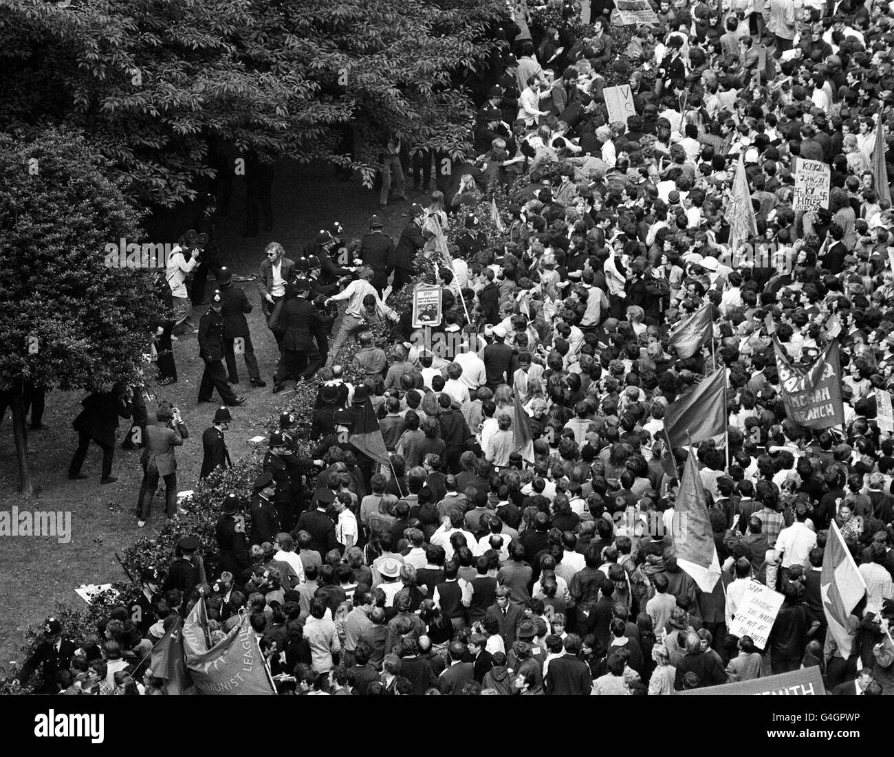 21/7/1968 Störungen in Londons Grosvenor Square. Premierminister Harold Wilson wurde vom MI5 gewarnt, dass kommunistische Agitatoren planten, den jährlichen CND-Aldermaston-marsch nach den Unruhen auf dem Grosvenor-Platz im Jahr 1968 zu infiltrieren, so offizielle Papiere, die heute veröffentlicht wurden. Dokumente, die unter der 30-jährigen Herrschaft erstmals im öffentlichen Aktenamt zur Verfügung gestellt wurden, zeigen die tiefen Ängste, die innerhalb des Establishments durch gewalttätige Proteste gegen den Vietnamkrieg ausgelöst wurden, die auf dem Grosvenor-Platz marschieren. Siehe PA Geschichte AUFZEICHNUNGEN März Stockfoto