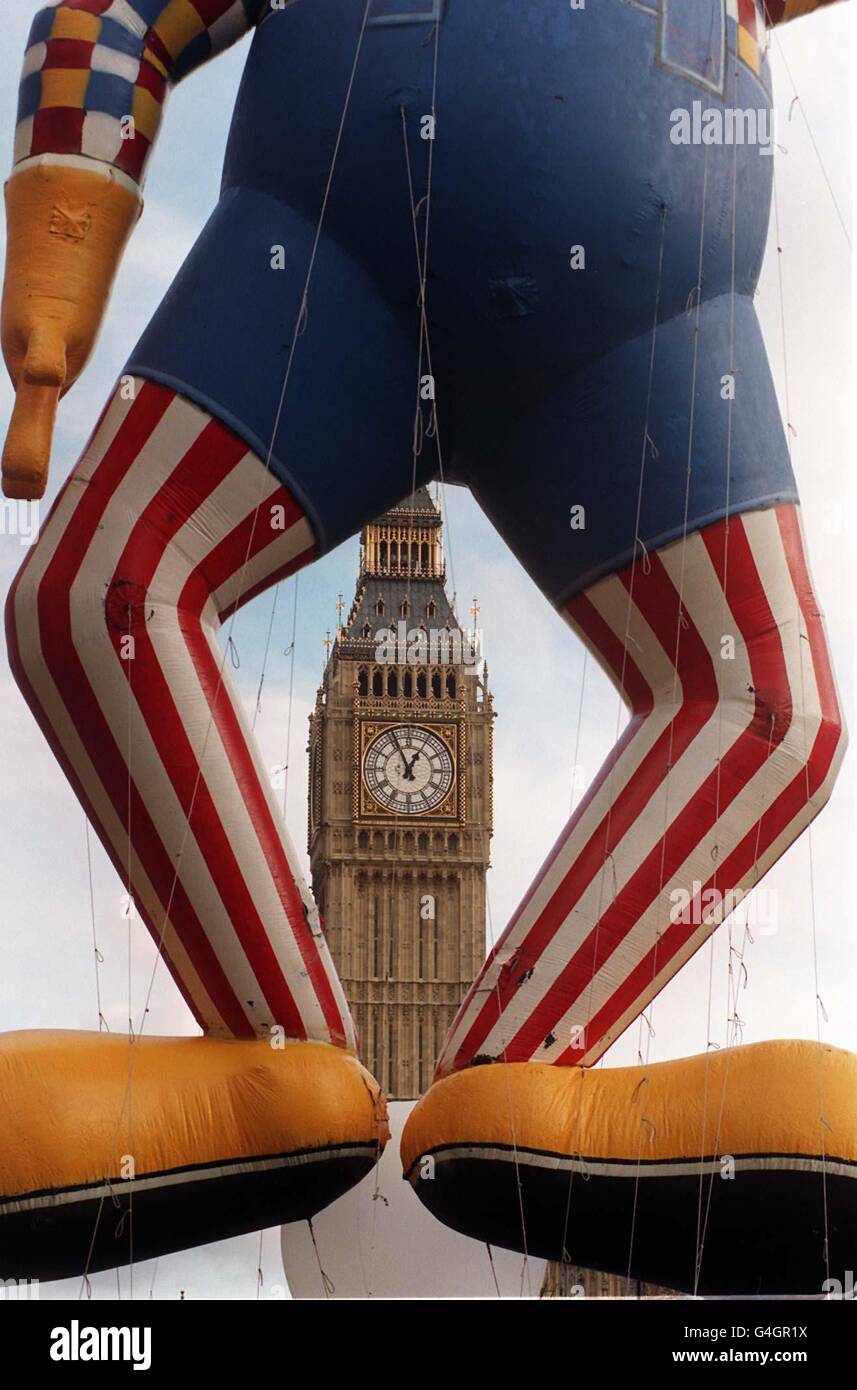 Eine aufgeblasene Ausstellung überragt Big Ben, als die Neujahrsparade am Parliament Square in Westminster eintrifft. Es gab schätzungsweise 10,000 Darsteller, plus eine Rolle der Ehre der Helden, die heute (Freitag) in der Parade durch das Zentrum Londons parken. Foto von Stefan Rousseau/PA. Stockfoto