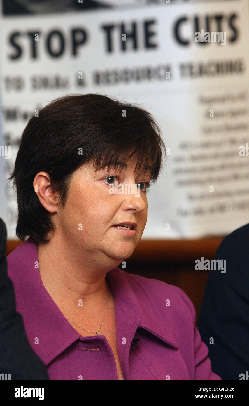 Joan Laverty, Assistentin für besondere Bedürfnisse, spricht auf einer Pressekonferenz der Alliance Against Cutbacks in Education (ACE) im Buswell's Hotel in Dublin. Stockfoto