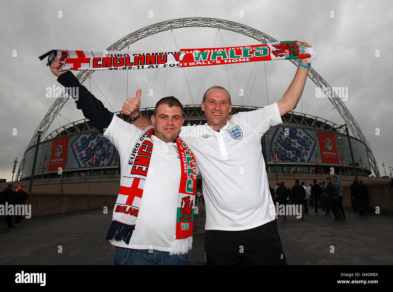 Die englischen Fans Michael Kay und Kenneth Bowser vor dem UEFA Euro 2012-Qualifikationsspiel im Wembley Stadium, London. Stockfoto