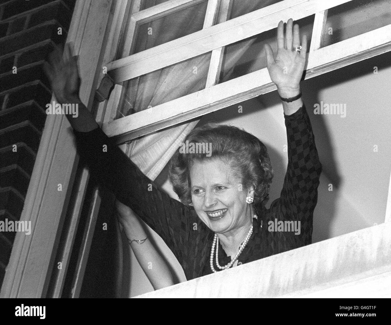 10. JUNI: An diesem Tag im Jahr 1983 gewann Margaret Thatcher einen Erdrutschsieg, um ihre zweite Amtszeit zu beginnen. Das Erfolgsfenster winkt der jubelenden Premierministerin Margaret Thatcher nach ihrem Wahlsieg zu den Wohlbefreunern. Im Hauptquartier der Tory-Partei sagte sie zu den flaggenschwingenden Anhängern: „Mein Sieg ist größer, als ich zu hoffen gewagt hatte“. Stockfoto