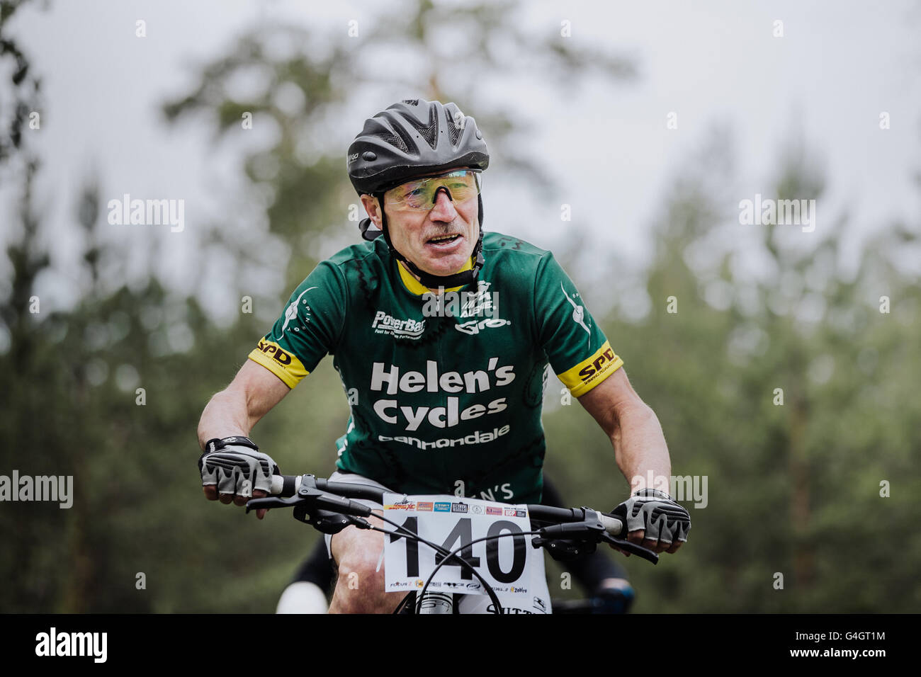 Nahaufnahme des Gesichts eines alten männlichen Radfahrer-Athleten bei cross-country-Rennen "Neue Energie" Stockfoto