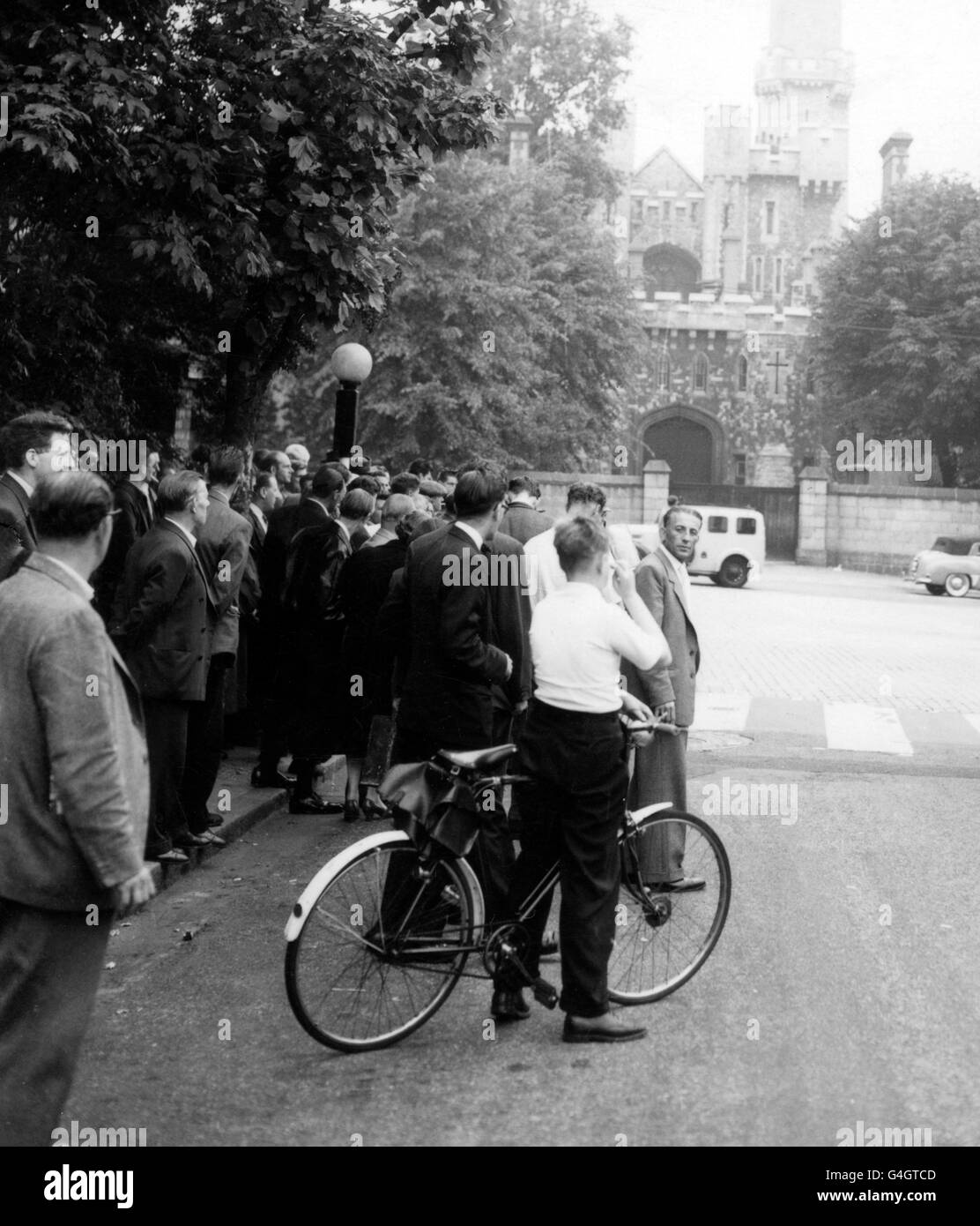 Die Menge vor den Toren des Holloway Prison, London, als Ruth Ellis wegen des Mordes an ihrem Geliebten, dem Rennfahrer David Blakely, hingerichtet wird. Sie war die letzte Frau, die in Großbritannien gehängt wurde. Stockfoto