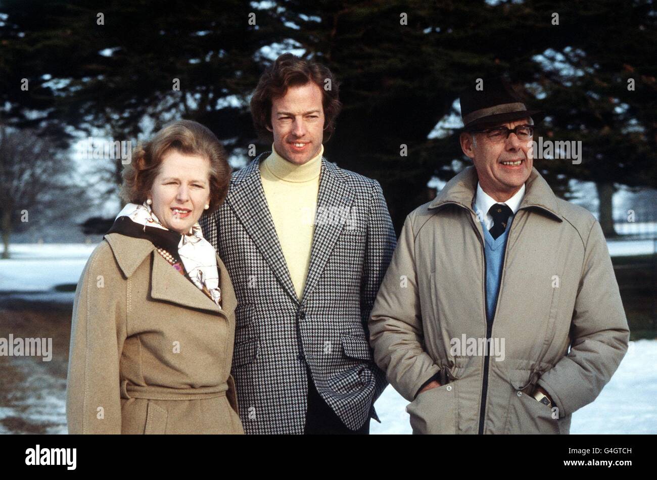 FOTO VON PA NEWS JANUAR 1982 MARK THATCHER VEREINIGTE SICH MIT SEINEN ELTERN IN CHEQUERS, DEM LANDSITZ DES PREMIERMINISTERS IN BUCKINGHAMSHIRE. WÄHREND DER RALLYE PARIS, DAKAR, WAR ER SECHS TAGE LANG IN DER SAHARA VERMISST WORDEN. 25/08/04: Mark Thatcher - der laut Medienberichten in Südafrika von der südafrikanischen Polizei wegen der Vorwürfe verhaftet wurde, er sei an einem geplanten Putsch in Äquatorialguinea beteiligt gewesen. Stockfoto