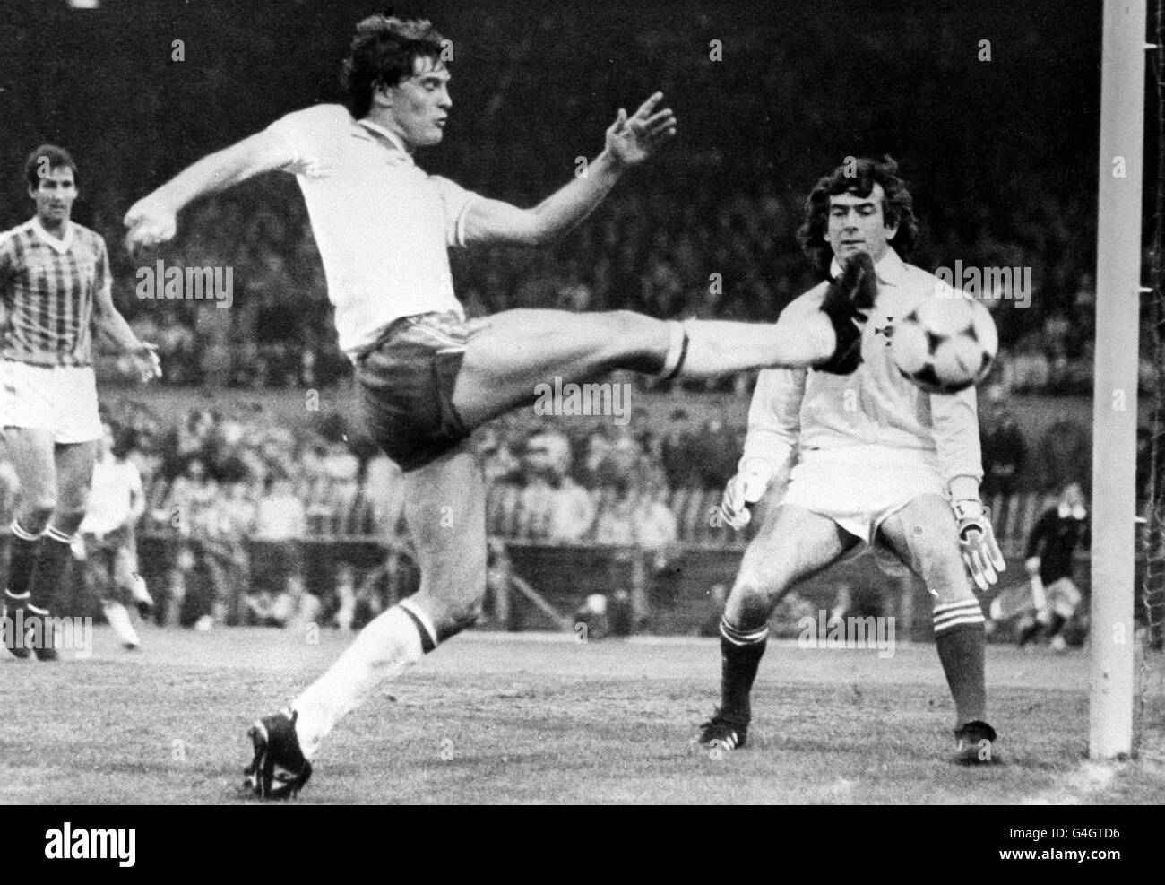 PA-NEWS FOTO-29.05.83 GLENN HODDLE VON TOTTENHAM HOTSPUR F.C. IN EINEM VERSUCH EIN TOR GEGEN NORDIRLAND WÄHREND DER BRITISCHEN MEISTERSCHAFT FUßBALLSPIEL IM WINDSOR PARK, BELFAST. TORWART PAT JENNINGS BEWACHT SEINE IN DER NÄHE VON POST IN DER 0-0 ZEICHNEN Stockfoto