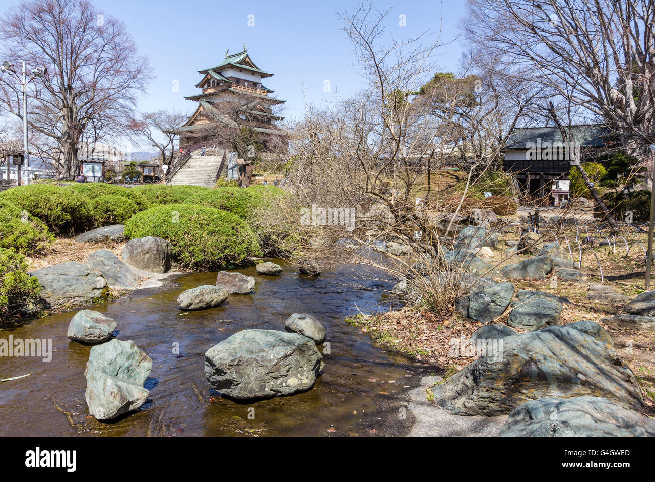 Takashima rekonstruierten Schloss im Hintergrund mit verzierten Garten und Teich im Vordergrund halten. Auch als Suwa keine Ukijiro bekannt. Tagsüber, blauer Himmel. Stockfoto