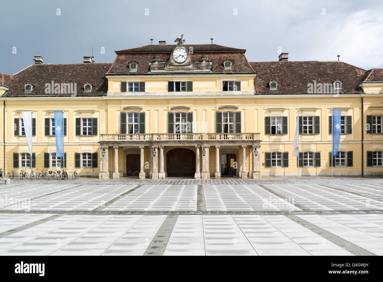 Vorderseite des Blauer Hof oder blau Gericht am Schlossplatz in Laxenburg bei Wien, Niederösterreich Stockfoto