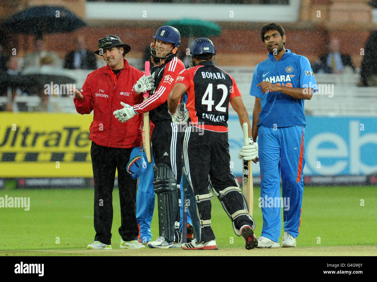 Indiens Munaf Patel (rechts) spricht mit Englands Ravi Bopara, als Regen während der vierten ODI im Lords Cricket Ground, London, aufhört zu spielen. Stockfoto