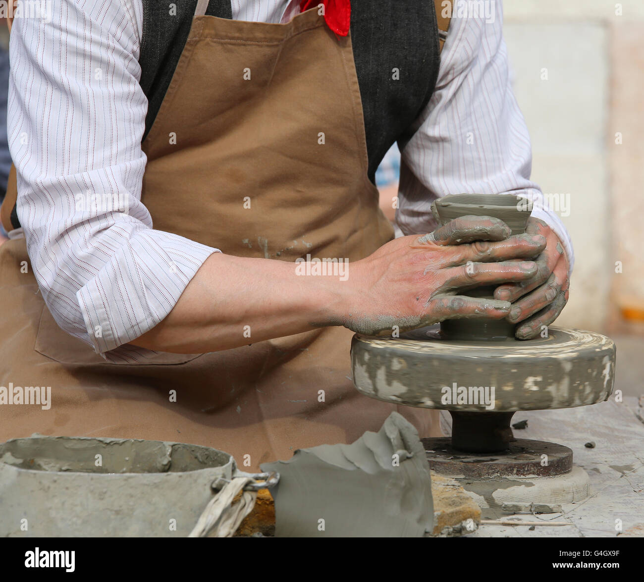 Potter Gestaltung Ton zu eine schöne Vase Handarbeit machen Stockfoto