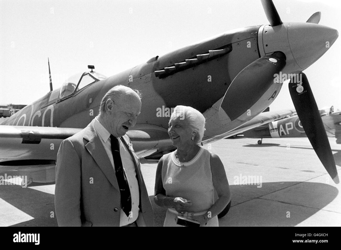 Lady Joan Bader, Witwe von Sir Douglas Bader, chattet mit dem Squadron-Anführer Ginger Lacey, mit dem Spitfire, den er 1941 flog. Sie waren bei der Vorschau des International Air Tattoo bei RAF Greenham Common, Newbury. Das Tattoo wird Sir Douglas Bader als Hommage an die Luftfahrt Tribut zollen und dem Royal Air Force Benevolent Fund helfen. Stockfoto