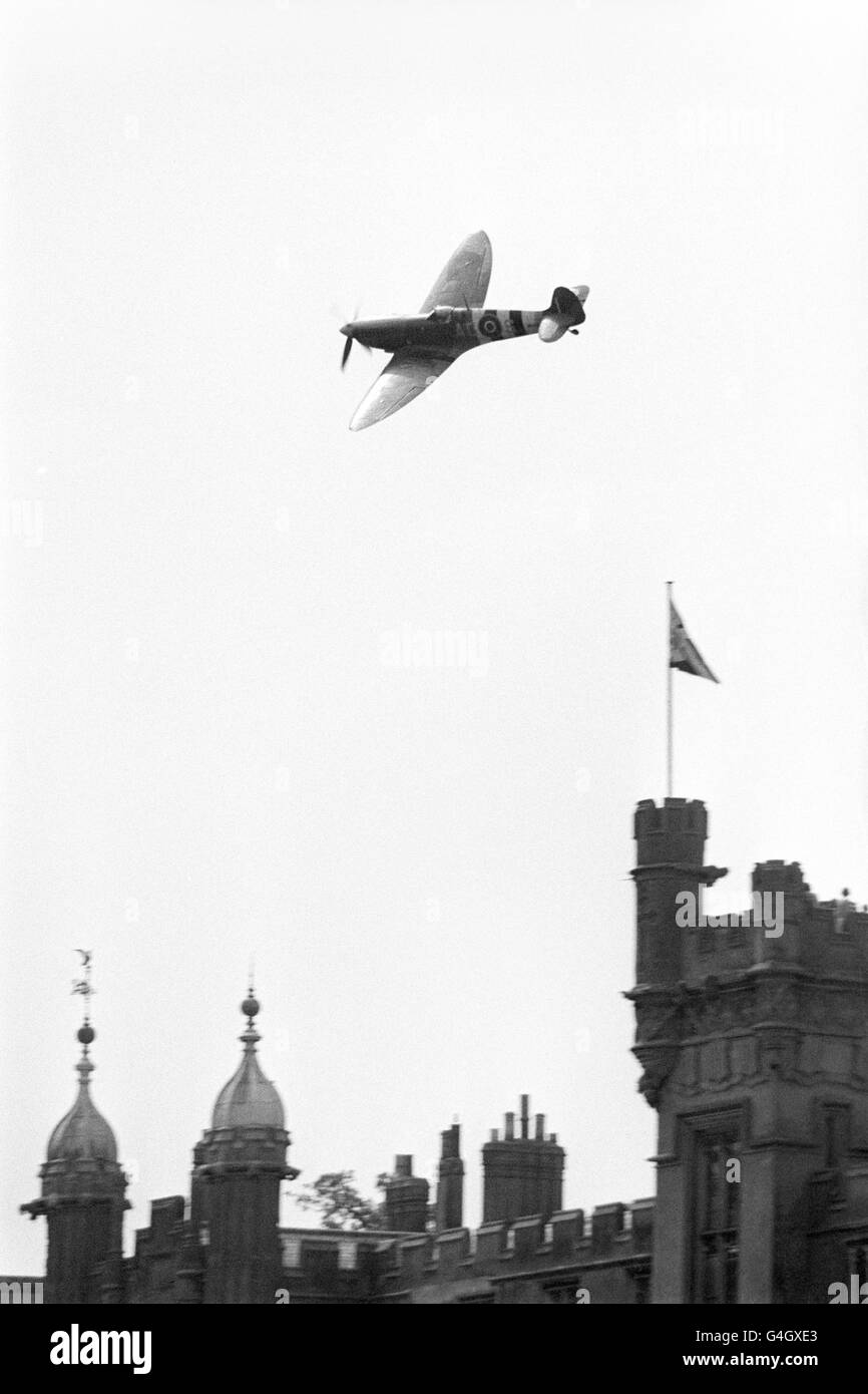 Die einzige verbliebene Mark 9 Spitfire mit voller Lufttüchtigkeitsbescheinigung radet über Knebworth House während der Probe für eine Flugvorführung. Stockfoto