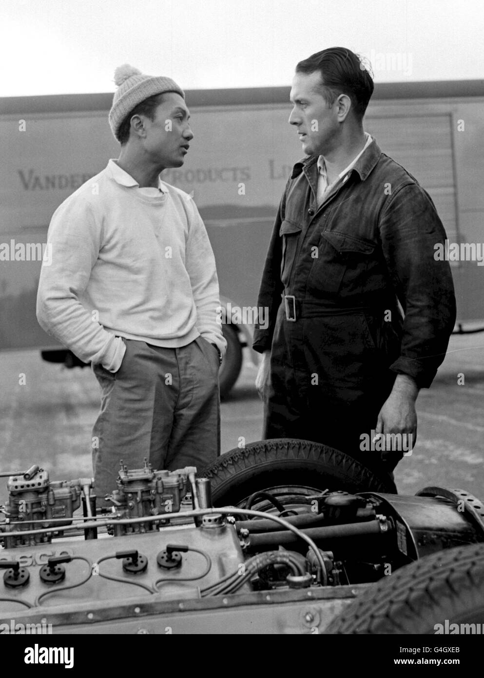 PA NACHRICHT FOTO 18.07.52 B. BIRA (PRINZ BIRABONGSE) CHATS ZU SEINEM MECHANIKER IN SILVERSTONE, NORTHAMPTONSHIRE VOR MORGEN DEN GRAND PRIX MEETING Stockfoto