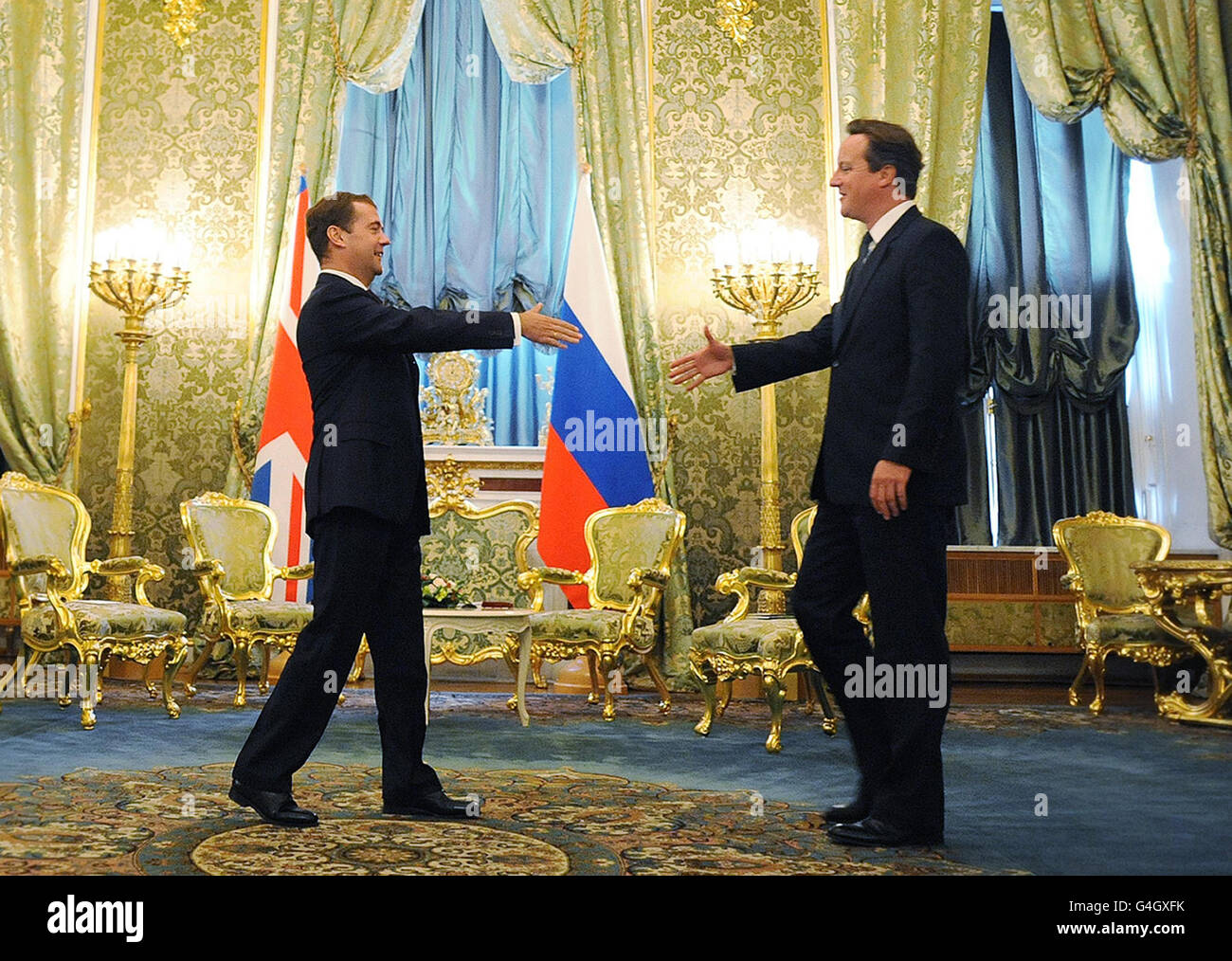Premierminister David Cameron wird bei seiner Ankunft im Kreml in Moskau, Russland, vom russischen Präsidenten Dmitri Medwedew (links) begrüßt. Stockfoto