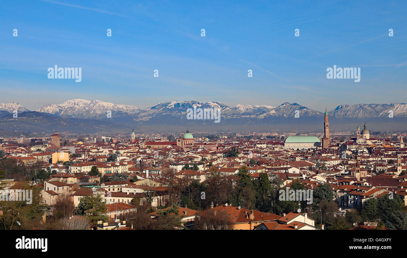 Vicenza, Italien, Skyline der Stadt mit Basilika Palladiana und die Kuppel des Doms Stockfoto