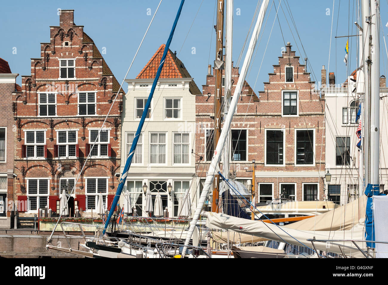 Yachten im Stadthafen und Kleine Kade mit alten Häusern in der Stadt Goes in Zeeland, Niederlande Stockfoto