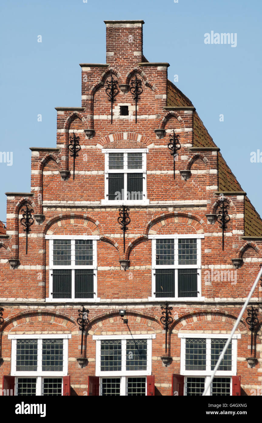 Detail der Fassade des historischen Hauses in Kleine Kade in der alten Stadt Goes in Zeeland, Niederlande Stockfoto
