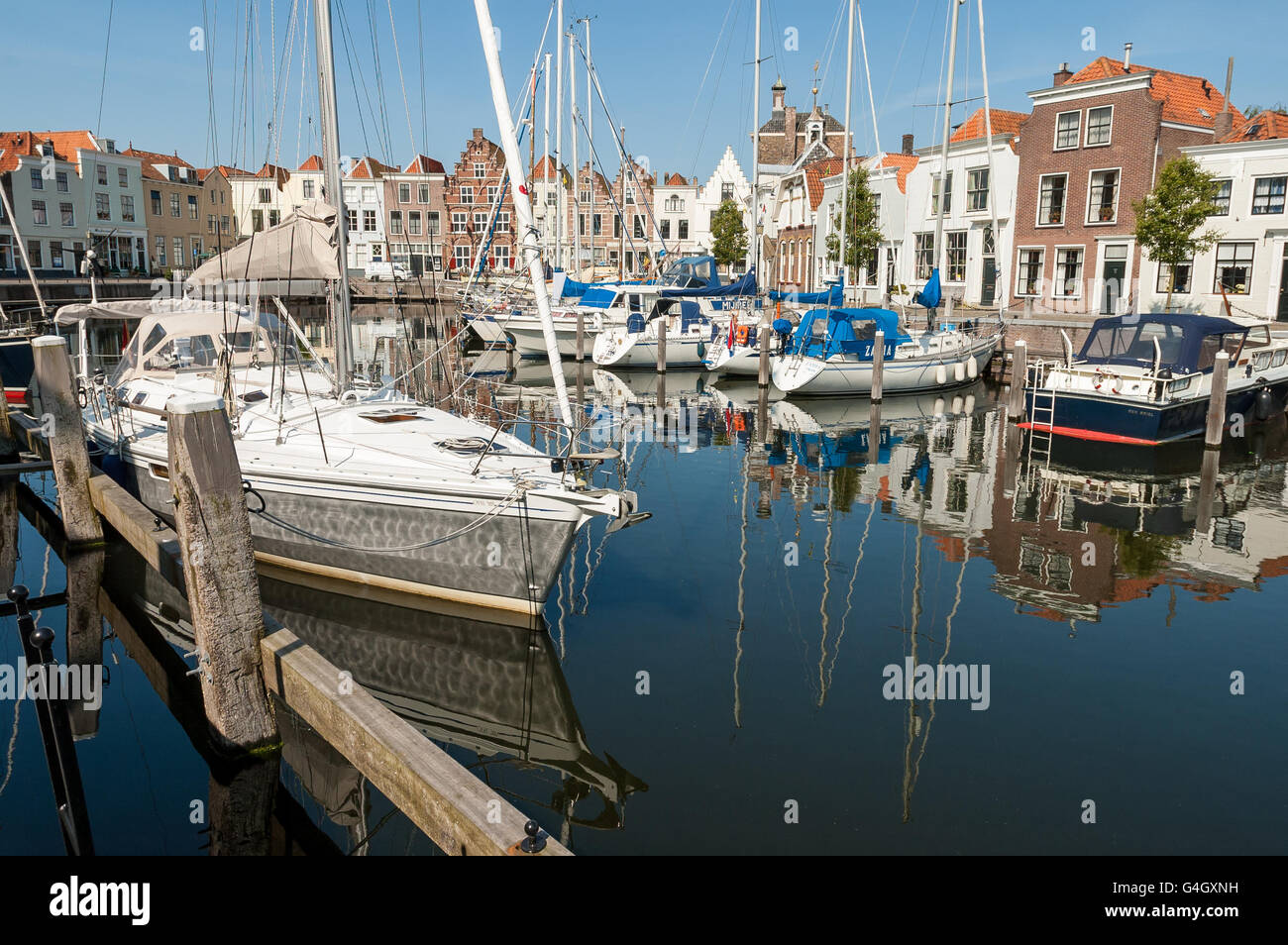 Yachten im Stadthafen und Kleine Kade mit alten Häusern in der Stadt Goes in Zeeland, Niederlande Stockfoto