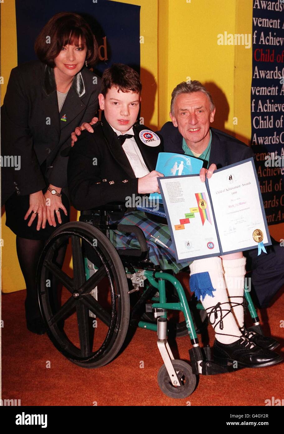 Mark McManus, 14 Jahre alt, aus Edinburgh, der an zerebraler Lähmung leidet, war unter 150 mutigen Jugendlichen, die bei den diesjährigen Child of Achievement Awards geehrt wurden, wird von Vivien Creegor von Sky News und dem Schauspieler Eric Richard flankiert. Stockfoto
