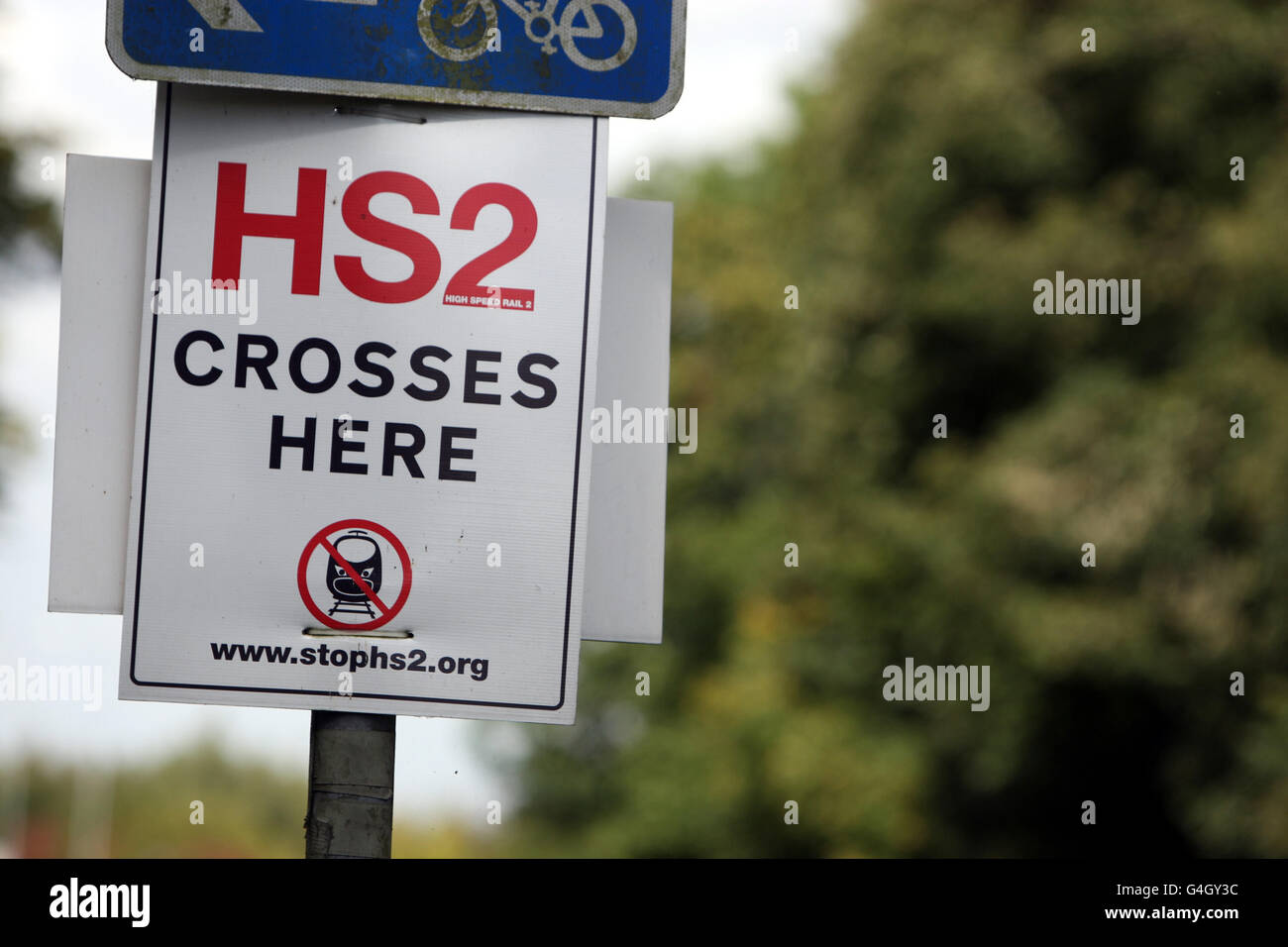 Halten Sie die HS2-Schilder im Dorf Wendover, Bucks, als die Anwohner gegen die neue Bahnverbindung. Stockfoto
