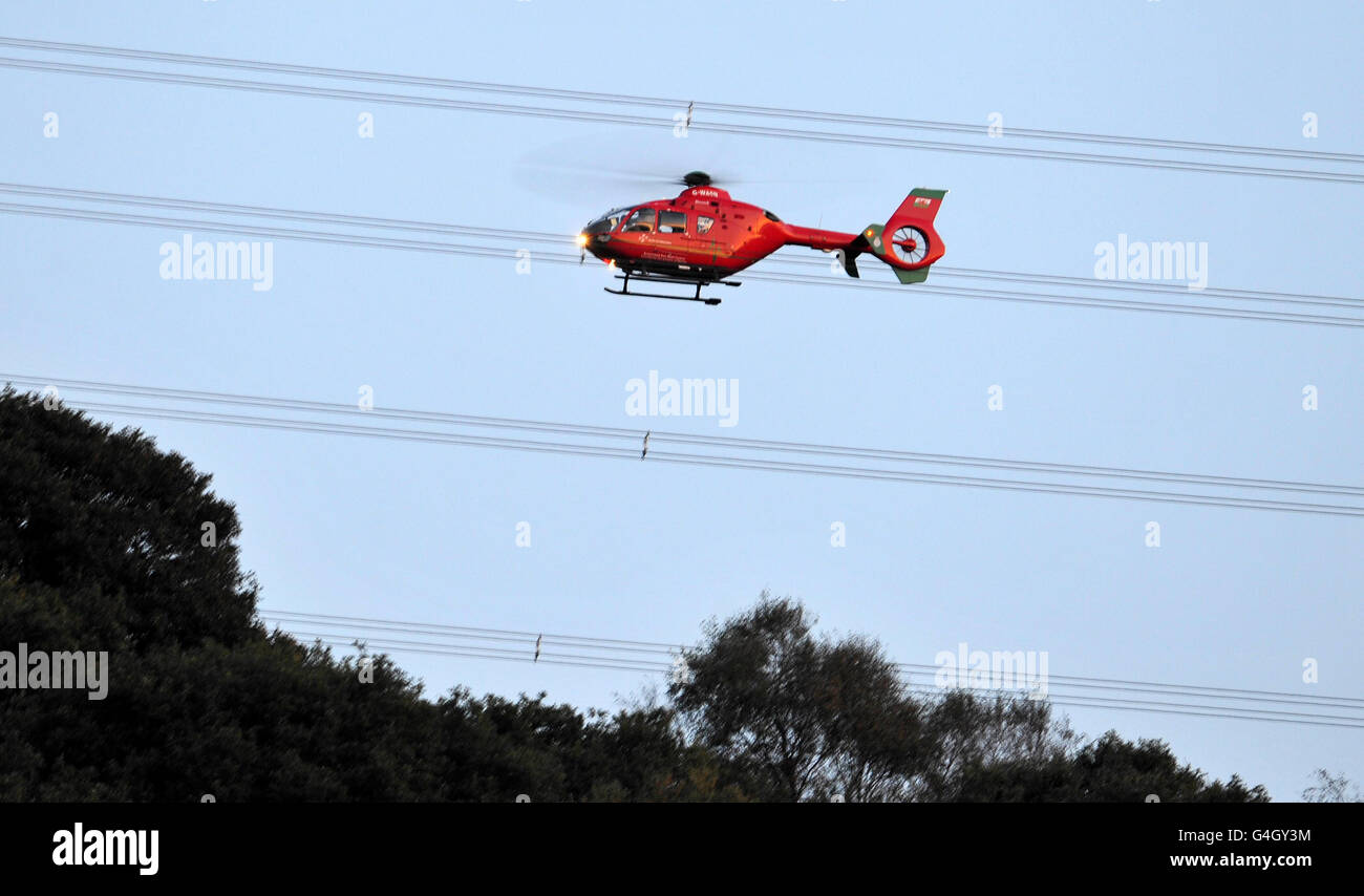 Ein Hubschrauber fliegt über die Szene in Gleision Colliery bei Swansea, South Wales, wo vier Männer nach einem Strukturschaden gefangen sind. Stockfoto