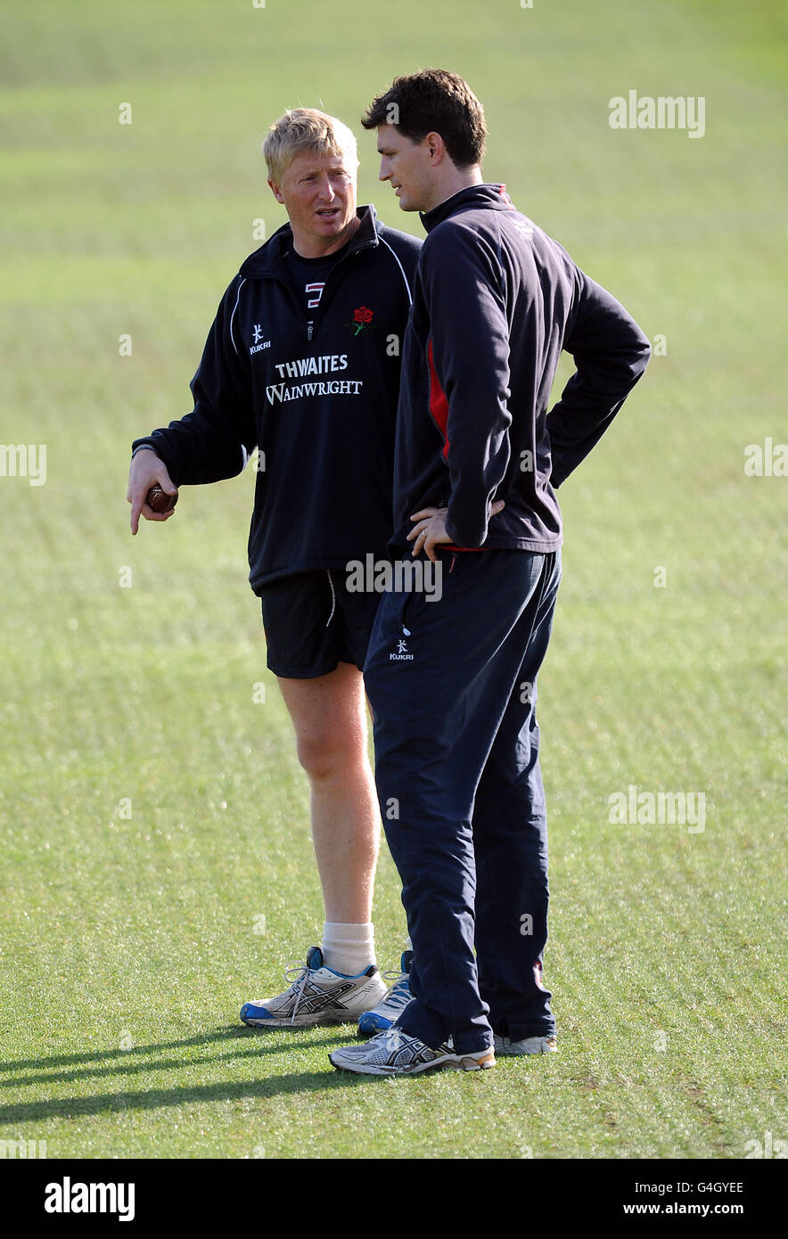 Cricket - Liverpool Victoria County Championship - Division One - Tag zwei - Somerset V Lancashire - County Ground. Lancashire Physiotherapeut Sam Byrne (rechts) plaudert mit Teamkapitän Glen Chapple Stockfoto