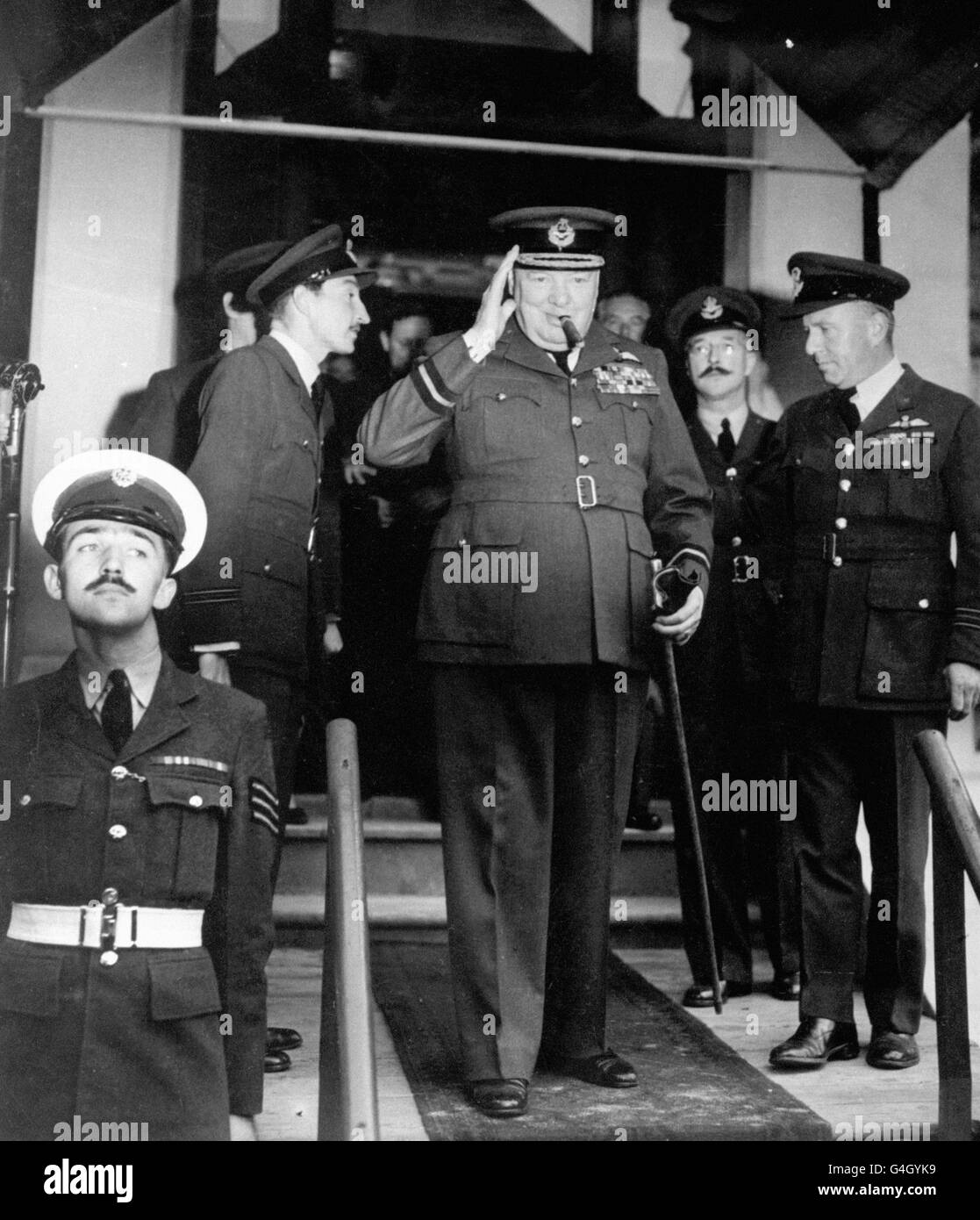 Anführer der Opposition, Winston Churchill, der Honorary Air Commodore von 615 (County of Surrey) Squadron, Royal Auxiliary Air Force, ist und das neue Hauptquartier der Squadron in Croydon eröffnet. Stockfoto