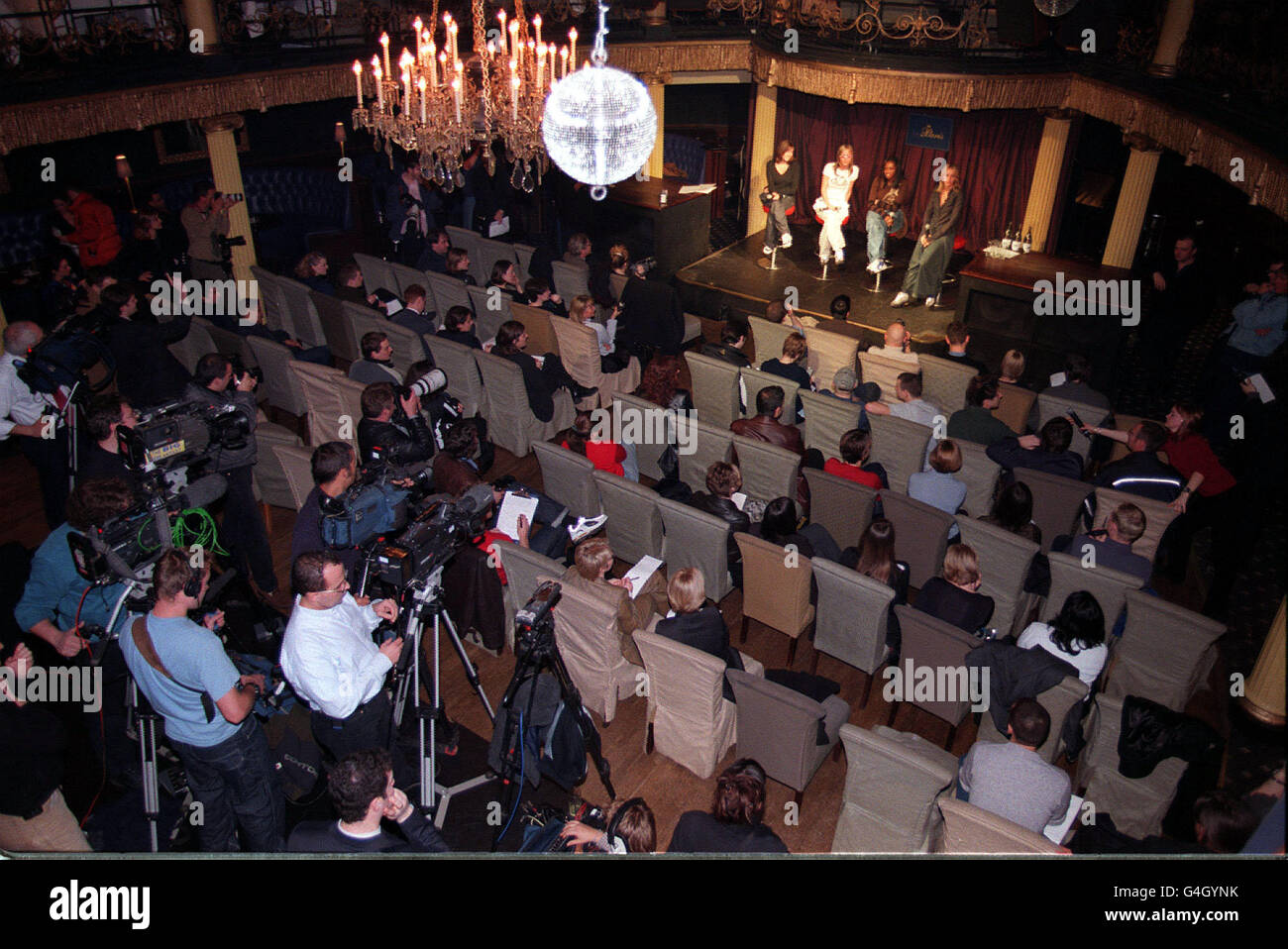 Die Popgruppe All Saints, von links nach rechts: Melanie Blatt, Nicole Appleton, Shaznay Lewis und Natalie Appleton traten zum ersten Mal seit Monaten bei einer Pressekonferenz in London zusammen, um die Split-Gerüchte zu beenden und ihre Sommertour um fünf Termine zu ergänzen. Stockfoto