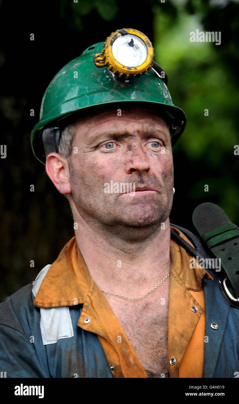 Ein Rettungsarbeiter in der Kolonie Gleision in der Nähe von Cilybebyll im Swansea Valley, als ein Leichnam in der überfluteten Mine lokalisiert wurde. Stockfoto