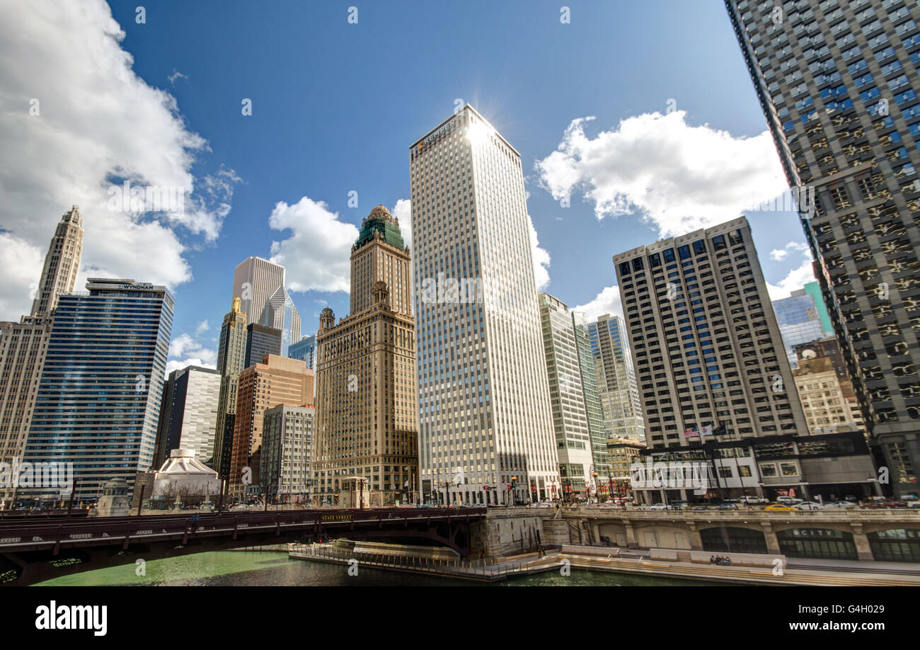 Flusspromenade mit urbanen Wolkenkratzer in Chicago, USA 2016 Stockfoto